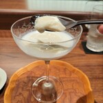 KOBAYASHI - 杏仁豆腐、トロりとした杏仁豆腐にココナッツのソース