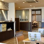 コノズ コーヒー - 広々としたモダンなくつろぎ空間