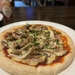 欧州酒場 マルシェ - おまかせピザ「きのことベーコン」