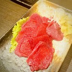 肴や せりお - 馬刺しにニンニク、ショウガ、ネギを乗せて…ウマ〜