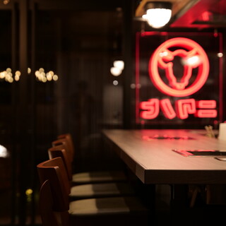 高級感溢れる大人の雰囲気の店内で厳選されたお肉を堪能。