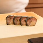 すし 良月 - 明石から直送した神経締めの鯖鮨