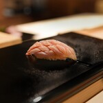 すし 良月 - かつおのはらす