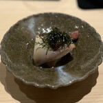 鮨 ゆうき - 炙り北寄貝　海苔の風味が甘みを引き立てる