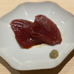 鮨 ゆうき - 鰹漬け、降ろした玉ねぎ芽ネギを添えて