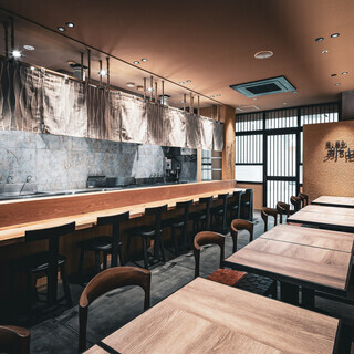 【伝統と革新の融合】シックでモダンな落ち着いた雰囲気の店内