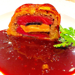 トリュフの香りを閉じ込めた、ロッシーニのパイ包み焼き