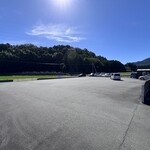 前島食堂 - 店舗裏駐車場