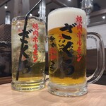 焼肉ホルモンざくろ - 生ビール（大）890円・ジャスミン茶（大）290円