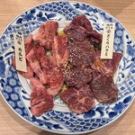 焼肉ホルモンざくろ 江南布袋店 - ←カルビ480円・ざくろハラミ680円→