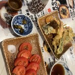 手打そば 吉田家 - 料理写真:日本酒、お通し、冷やしトマト、天ぷら盛合わせ・並