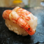 日本橋橘町　都寿司 - 縞海老握り、殻ごと炙って半生で
      