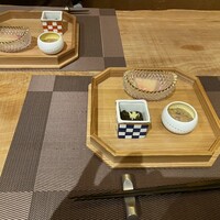 鮨 加喜田 - お通しの生ハムメロン、もずく、塩辛