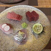 鮨 加喜田 - お造り　すへてめちゃうまかった　巣立ちに隠れてるのは鮑でした　中トロと島アジ最高