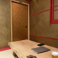 鮨 加喜田 - カウンターがいっぱいで、2階席　無垢の一枚板のテーブルは8人くらい座れそう　ただ、掘り炬燵なし^_^