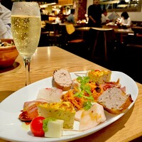 ウォルプタス 東京駅グランルーフ店 - 20240922スパークリングワイン・前菜盛り合わせ