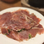 バルヨバナシ - ◯生ハムMサイズ¥720
…メニューにて、
スペイン産ハモンセラーノの原木があると知りオーダー。
水菜の上にカットした生ハムがたっぷり！
このボリュームですから、価格も良心的ですね♪(๑˃̵ᴗ˂̵)