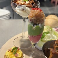 フレンチバルギンザ by plein - 「サーモンと季節野菜のパルフェ」下からビーツ、ブロッコリー、サーモンとカッテージチーズがベース。ベーコンと胡瓜、玉葱が隠れてます。これは工夫があって良き。