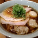 中華そば しば田 - 特製中華そば(チャーシュー豚)　1680円　手揉み麺(切り刃16番使用)　ワンタン、味玉