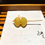 天ぷら酒房 西むら - 銀杏
      
      愛知の有名どころの祖父江の銀杏
      
      モチっとホクホク、ほろ苦い風味に豆のような旨味
      
      衣で閉じている分、噛んだ時の風味の爆発力が良い