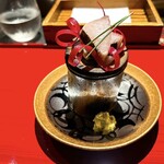 天ぷら酒房 西むら - 鰆のお造り
      
      冬に向けて脂を蓄えた鰆
      鰆特有の香りに身全体に油が回っている
      
      食べ比べとして、この後天ぷらでも登場する