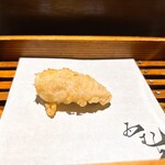 天ぷら酒房 西むら - 鱧(三河産)
      
      この時期の定番とも言える鱧
      
      しっかりとした身質ながらほんわりとした旨味。