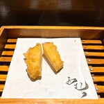 天ぷら酒房 西むら - 紅はるか(さつまいも)
      
      1年前に収穫したモノを熟成
      
      コース開始時よりじっくりと揚げて置いてを繰り返し余熱で火入れした一品
      
      サツマイモの香りとサラッとした食感が、芋の甘みに付加されている
      