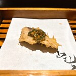 天ぷら酒房 西むら - 鯖　七味麹と
      
      天ぷらという調理で青魚の臭みはどこへやら
      魚らしい香りと鯖の旨みと脂のジューシーさを引き立てている
      
      七味麹も爽やかさと辛味がうまく青魚とマッチしている