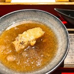 天ぷら酒房 西むら - 鰆
      
      つゆに直接ダイブして提供
      
      高温で超短時間で揚げて外側だけ火入れされることで、脂が回った身質はそのままに天ぷらと刺身のいいとこ取りのよう
      
      生魚の匂いが昇華され鰆の心地よい香りが全面に出ている