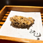 天ぷら酒房 西むら - 舞茸(秋田産)
      
      舞茸特有の香りが爆発的に鼻腔を占める
      天ぷらにすることでジューシーさが際立つ