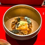 天ぷら酒房 西むら - 豆腐　キノコと海苔の餡かけ
      
      豆乳とにがりだけで作った本物の豆腐
      寄せ豆腐のように柔らかい食感から豆の濃ゆい味が深い
      
      きのこと海苔の餡も面白いが、豆腐の風味より餡の塩味が勝っているのでやや残念