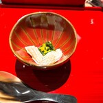 天ぷら酒房 西むら - ケンサキイカの西京焼き 菊と法蓮草のお浸し
      
      歯切れの良いケンサキイカに西京味噌のコクがマッチ
      おひたしとの味の釣り合いも取れている
      
      スタートにピッタリな一皿