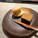天ぷら酒房 西むら - 生チョコとアイス最中
      
      和のコースに、クリームっぽい脂肪分とねっとりとした甘みが舌を落ち着かせる
      
      洋っぽくなりすぎないように、砂糖は和三盆を使用しており、独特のコクをうまく残している