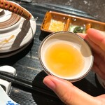 天ぷら酒房 西むら - ほうじ茶と出汁を割ったもの
      
      ほうじ茶のむせ返るほどの香ばしさと出汁の旨みや酸味が上手く調和している