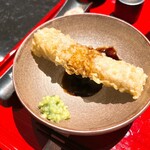 天ぷら酒房 西むら - 黒毛和牛とフォアグラの春巻き
      
      湯葉で巻いてるので厳密には東寺巻きらしい
      
      春巻きの皮より主張がなく、黒毛和牛のサラッとした脂の甘味とフォアグラの油の濃厚な甘味が◎
      
      かなりコッテリとした一品ではある