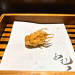 天ぷら酒房 西むら - 海老頭
      
      香ばしさと海老味噌の深みが良い
      
      ただ、車海老(才巻海老)はでかい方が旨味と香りは良い