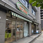 ストロベリーフィールズ - お店外観　手前はフルーツ店