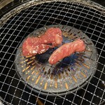 肉の青木商店 - 中落ちカルビを焼く、の図