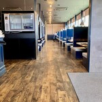 肉の青木商店 - 入口付近から店内を望む