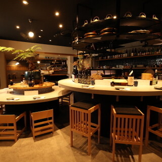 シンプルで落ち着いた和モダン空間でゆっくりとお食事を