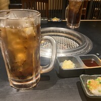焼肉 天 がむしゃら - ソフトドリンクはジョッキで出てくるのかしら！？ウーロン茶はジョッキで出てきました！笑
                    嬉しい〜！！