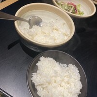 焼肉 天 がむしゃら - 写真だとわかりずらいですが、黒の器に取り分けてもなおいっぱいのご飯！すごい(^^)