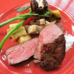 Matasaburo - 熟成肉の厚切りステーキ(100g)。
      お肉は横に添えてある塩をつけて食べるんだって。
      付け合わせの野菜は、素材ごとに調理されているのがわかる
      きめ細やかなお味です。