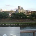 イカリヤ食堂 - 納涼床のテーブル席。すぐ後ろが賀茂川。（2011.7月）