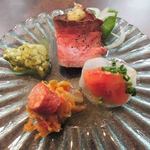 Matasaburo - 肉屋の前菜盛合わせ。
      お皿が凝ってるね～盛り付けもきれい。
