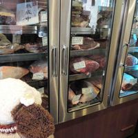 Matasaburo - お店を入ったところに大きな冷蔵庫が・・・
                    中にはお肉がいっぱい入ってるよ。
                    「熟成中」っていう紙が貼ってあるぞ。