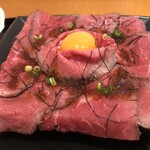 おにくや食堂 Suehiro - ど迫力のローストビーフ丼！上にも盛盛、横にも盛盛！