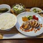 キッチン ブルー グローブ - 鶏もも肉とチーズとドライフルーツのガランティーヌ　ブラットオレンジソース