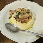 ニュー チャベス - 自慢のまるいオムレツ　自家製ベーコンとペコリーノチーズがけ