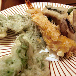 日本料理 桜楽 - ＜4月夜魚＞天ぷら、タラの芽、穴子、べいか、海老のアーモンド揚げ